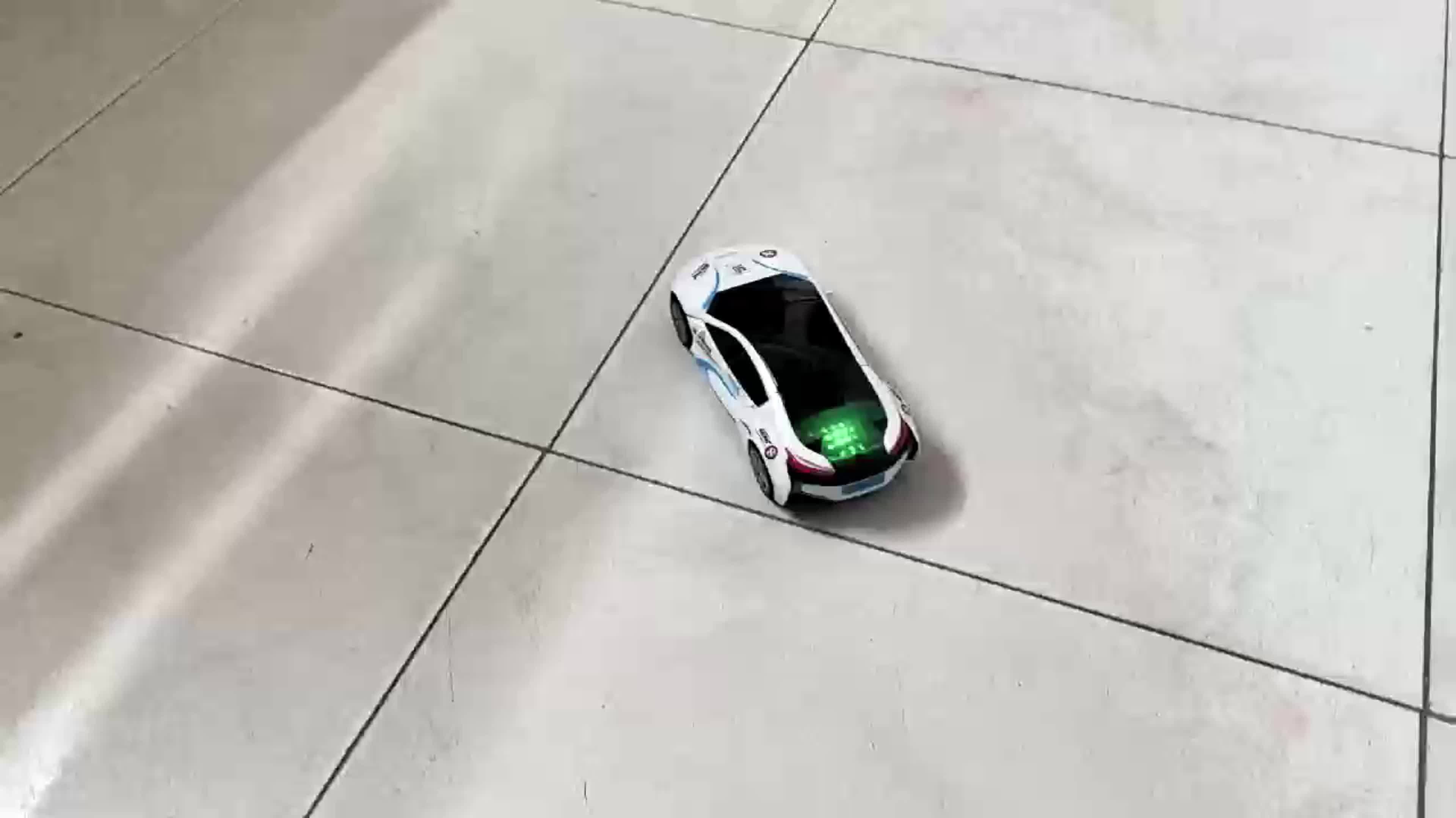 Voiture jouet robot ¨¤ d¨¦formation automatique, se transforme en voiture robot, ¨¦vite automatiquement les obstacles avec des lumi¨¨res et de la musique, cadeau d'anniversaire, cadeau de No?l, cadeau de vacances (piles non incluses), cadeau d'Halloween.